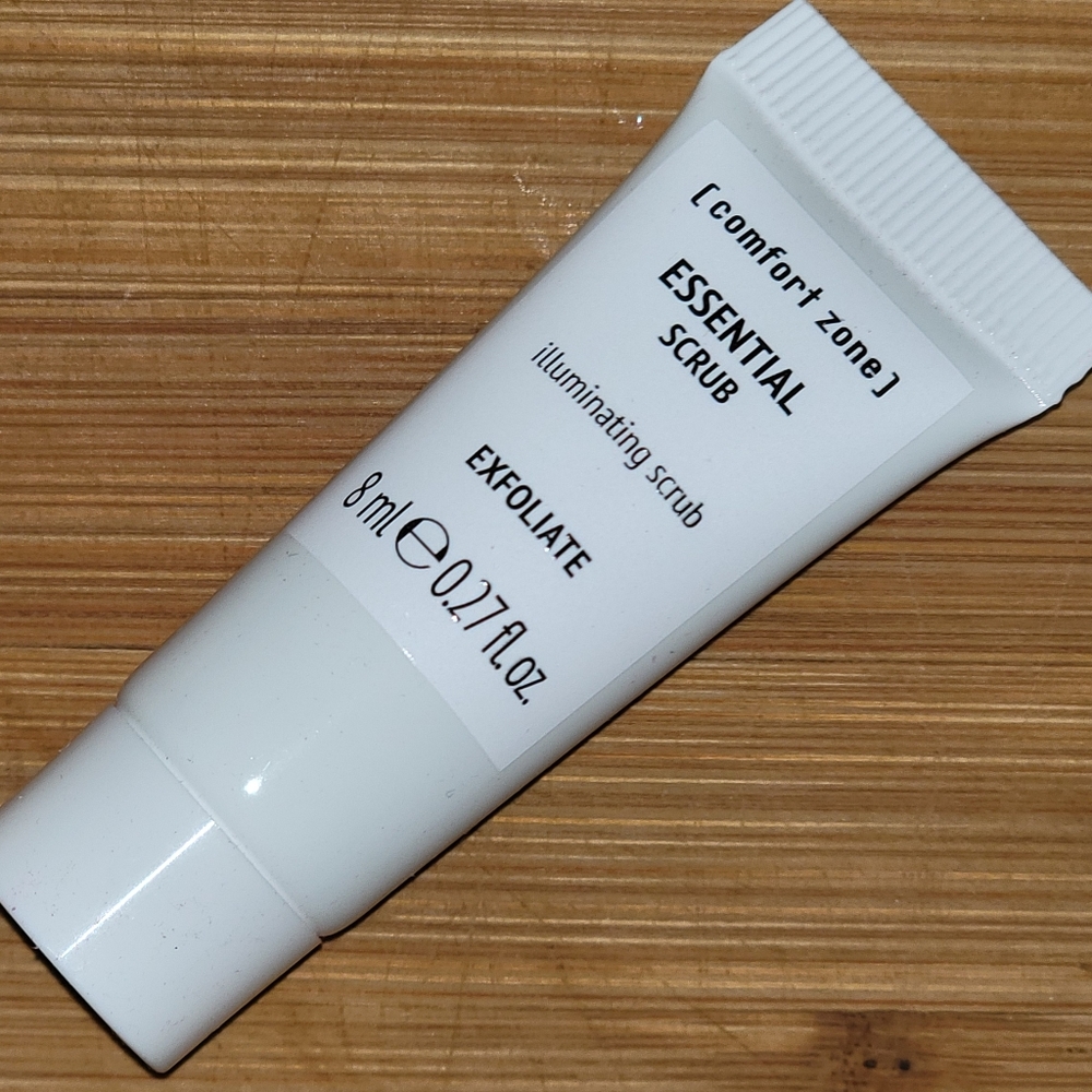 4/25 bundle item. (comfort zone) Essential Scrub
